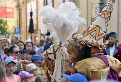 Muzułmanin w turbanie z półksiężycem harcował w Krakowie. Fot. Marek Lasyk - zdjęcie 30