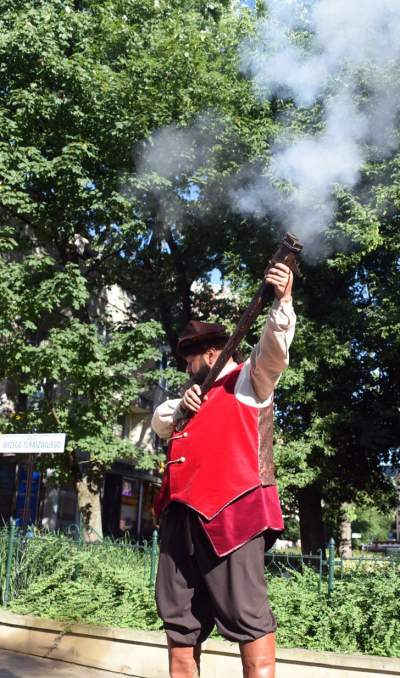 Muzułmanin w turbanie z półksiężycem harcował w Krakowie. Fot. Marek Lasyk - zdjęcie 8