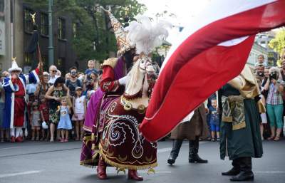 Muzułmanin w turbanie z półksiężycem harcował w Krakowie. Fot. Marek Lasyk - zdjęcie 20