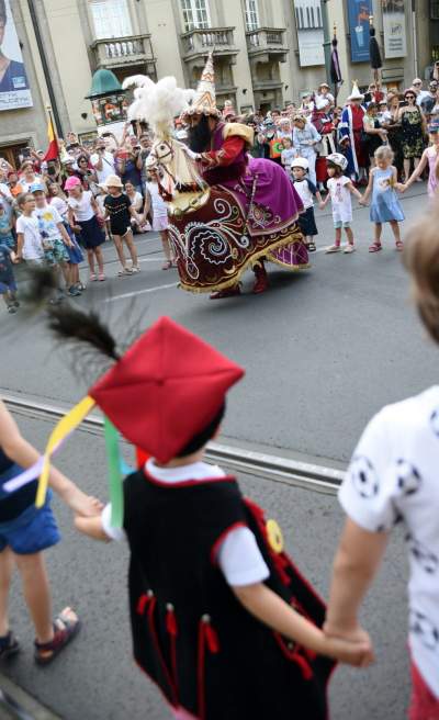 Muzułmanin w turbanie z półksiężycem harcował w Krakowie. Fot. Marek Lasyk - zdjęcie 27