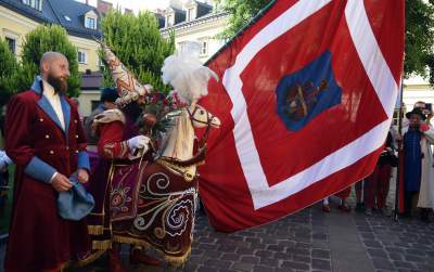 Muzułmanin w turbanie z półksiężycem harcował w Krakowie. Fot. Marek Lasyk - zdjęcie 32