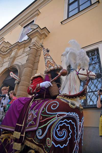 Muzułmanin w turbanie z półksiężycem harcował w Krakowie. Fot. Marek Lasyk - zdjęcie 34