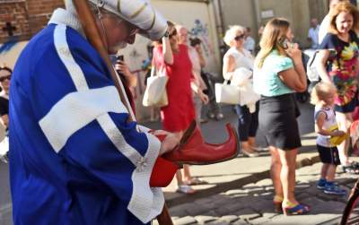 Muzułmanin w turbanie z półksiężycem harcował w Krakowie. Fot. Marek Lasyk - zdjęcie 14