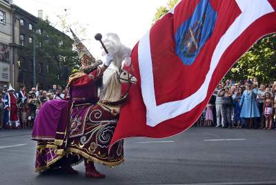 Muzułmanin w turbanie z półksiężycem harcował w Krakowie. Fot. Marek Lasyk - zdjęcie 25