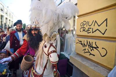Muzułmanin w turbanie z półksiężycem harcował w Krakowie. Fot. Marek Lasyk - zdjęcie 4