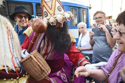 Muzułmanin w turbanie z półksiężycem harcował w Krakowie. Fot. Marek Lasyk - zdjęcie 18