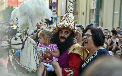 Muzułmanin w turbanie z półksiężycem harcował w Krakowie. Fot. Marek Lasyk - zdjęcie 29