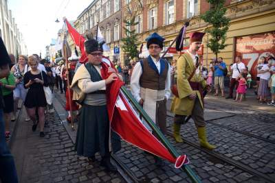 Muzułmanin w turbanie z półksiężycem harcował w Krakowie. Fot. Marek Lasyk - zdjęcie 6