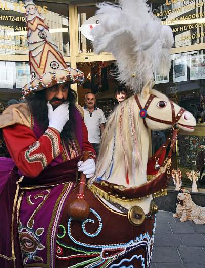 Muzułmanin w turbanie z półksiężycem harcował w Krakowie. Fot. Marek Lasyk - zdjęcie 2