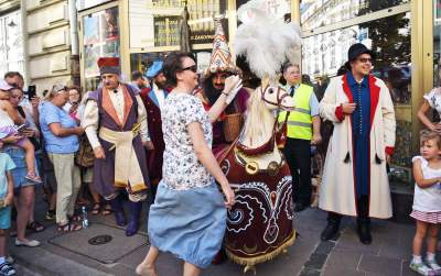 Muzułmanin w turbanie z półksiężycem harcował w Krakowie. Fot. Marek Lasyk - zdjęcie 3