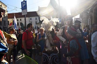 Muzułmanin w turbanie z półksiężycem harcował w Krakowie. Fot. Marek Lasyk - zdjęcie 36