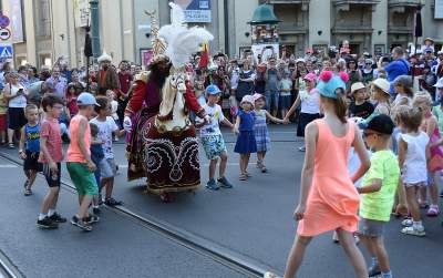 Muzułmanin w turbanie z półksiężycem harcował w Krakowie. Fot. Marek Lasyk - zdjęcie 26
