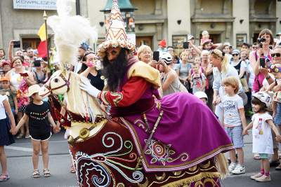 Muzułmanin w turbanie z półksiężycem harcował w Krakowie. Fot. Marek Lasyk - zdjęcie 1