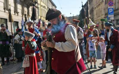 Muzułmanin w turbanie z półksiężycem harcował w Krakowie. Fot. Marek Lasyk - zdjęcie 15
