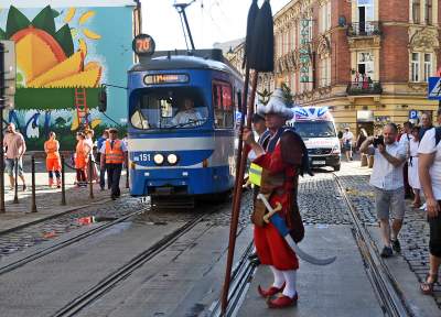 Muzułmanin w turbanie z półksiężycem harcował w Krakowie. Fot. Marek Lasyk - zdjęcie 9
