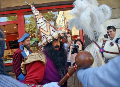 Muzułmanin w turbanie z półksiężycem harcował w Krakowie. Fot. Marek Lasyk - zdjęcie 12