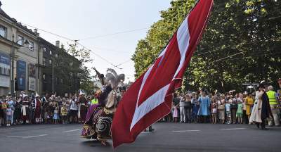 Muzułmanin w turbanie z półksiężycem harcował w Krakowie. Fot. Marek Lasyk - zdjęcie 21
