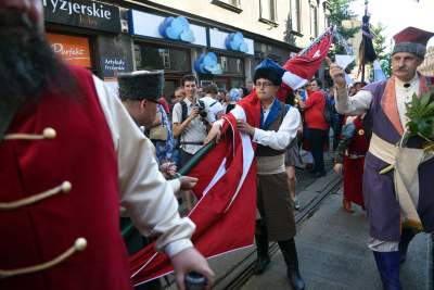 Muzułmanin w turbanie z półksiężycem harcował w Krakowie. Fot. Marek Lasyk - zdjęcie 11