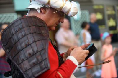 Muzułmanin w turbanie z półksiężycem harcował w Krakowie. Fot. Marek Lasyk - zdjęcie 10