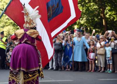 Muzułmanin w turbanie z półksiężycem harcował w Krakowie. Fot. Marek Lasyk - zdjęcie 24