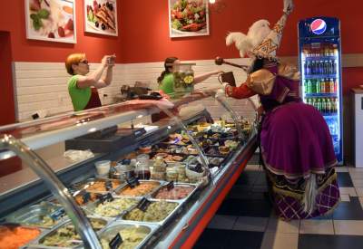 Muzułmanin w turbanie z półksiężycem harcował w Krakowie. Fot. Marek Lasyk - zdjęcie 7