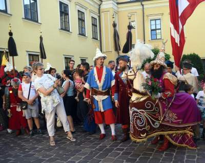 Muzułmanin w turbanie z półksiężycem harcował w Krakowie. Fot. Marek Lasyk - zdjęcie 31