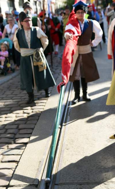 Muzułmanin w turbanie z półksiężycem harcował w Krakowie. Fot. Marek Lasyk - zdjęcie 16