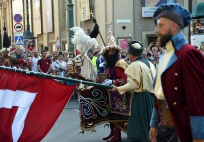 Muzułmanin w turbanie z półksiężycem harcował w Krakowie. Fot. Marek Lasyk - zdjęcie 19