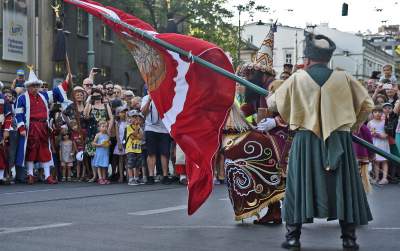 Muzułmanin w turbanie z półksiężycem harcował w Krakowie. Fot. Marek Lasyk - zdjęcie 23