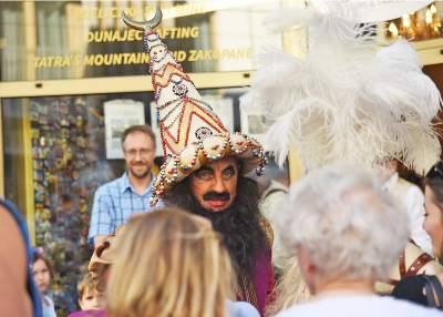 Muzułmanin w turbanie z półksiężycem harcował w Krakowie. Fot. Marek Lasyk - zdjęcie 5