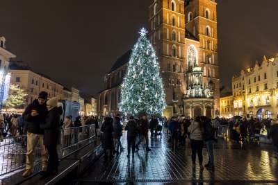 Piękny czas w Krakowie, choinka na Rynku Głównym w pełnym blasku - zdjęcie 20