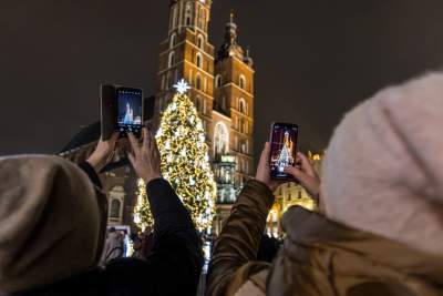 Piękny czas w Krakowie, choinka na Rynku Głównym w pełnym blasku - zdjęcie 19