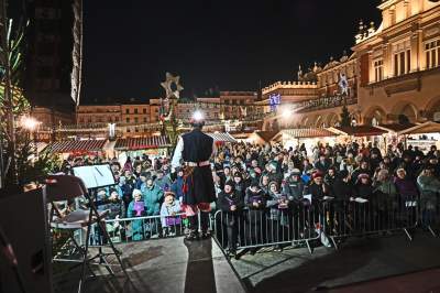 Tłum kolędował na Rynku Głównym, było wyjątkowo ciasno... - zdjęcie 1