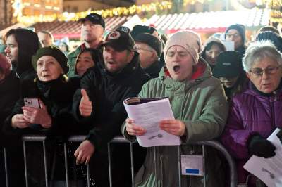 Tłum kolędował na Rynku Głównym, było wyjątkowo ciasno... - zdjęcie 7