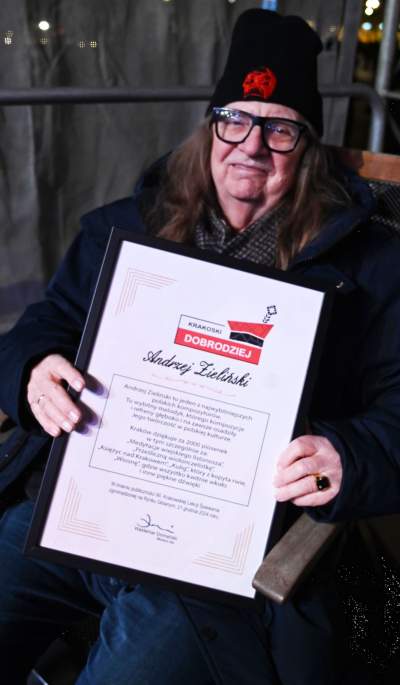 Tłum kolędował na Rynku Głównym, było wyjątkowo ciasno... - zdjęcie 9