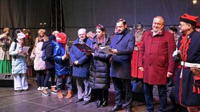 Tłum kolędował na Rynku Głównym, było wyjątkowo ciasno... - zdjęcie 14