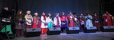 Tłum kolędował na Rynku Głównym, było wyjątkowo ciasno... - zdjęcie 3