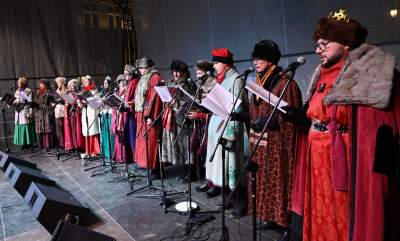 Tłum kolędował na Rynku Głównym, było wyjątkowo ciasno... - zdjęcie 10