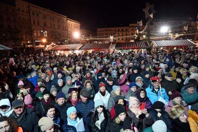 Tłum kolędował na Rynku Głównym, było wyjątkowo ciasno... - zdjęcie 15
