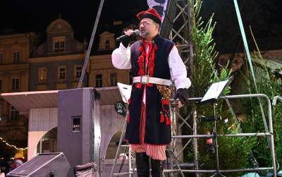 Tłum kolędował na Rynku Głównym, było wyjątkowo ciasno... - zdjęcie 2