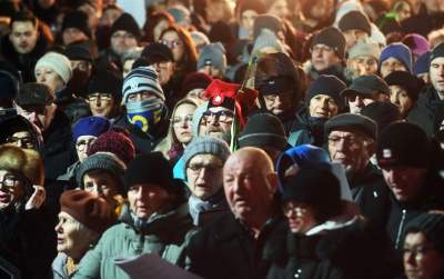 Tłum kolędował na Rynku Głównym, było wyjątkowo ciasno... - zdjęcie 19