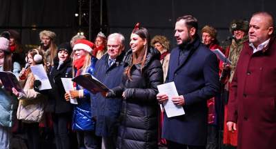 Tłum kolędował na Rynku Głównym, było wyjątkowo ciasno... - zdjęcie 18