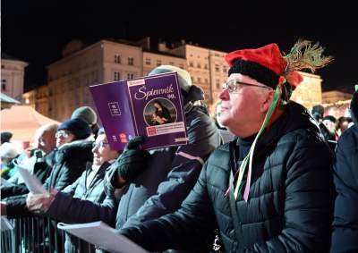 Tłum kolędował na Rynku Głównym, było wyjątkowo ciasno... - zdjęcie 5