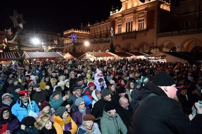 Tłum kolędował na Rynku Głównym, było wyjątkowo ciasno... - zdjęcie 17
