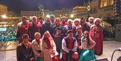 Tłum kolędował na Rynku Głównym, było wyjątkowo ciasno... - zdjęcie 13