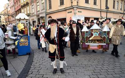 Taka parada tylko w Krakowie, barwny korowód przeszedł przez Rynek Główny - zdjęcie 4