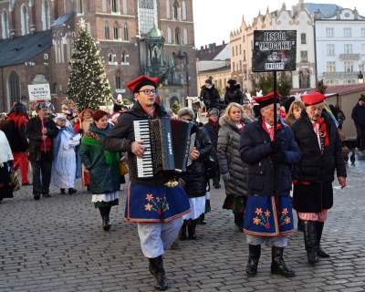 Taka parada tylko w Krakowie, barwny korowód przeszedł przez Rynek Główny - zdjęcie 14