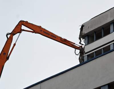 Znika modernistyczny biurowiec w centrum Krakowa - zdjęcie 1