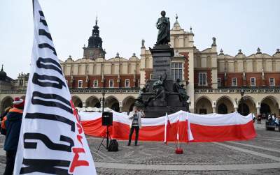 Sympatyzujący z Putinem Kamraci blokują na Rynku pokojową pikietę Ukraińców - zdjęcie 20