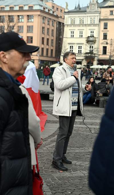 Sympatyzujący z Putinem Kamraci blokują na Rynku pokojową pikietę Ukraińców - zdjęcie 18